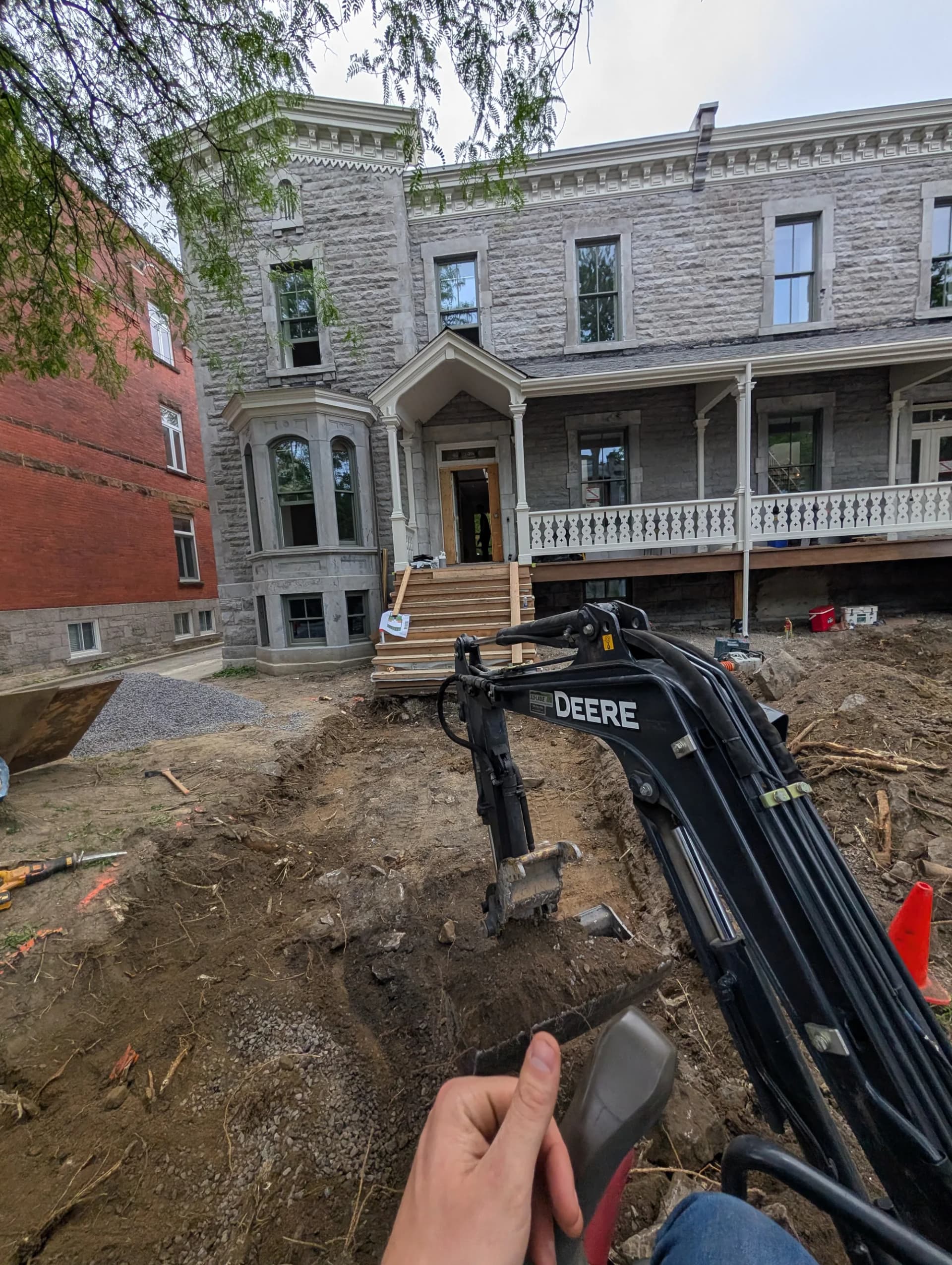 Cour arrière finie avec patio et plantations Rive-Sud de Montréal